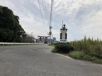 城址東側の道路に建つ案内看板