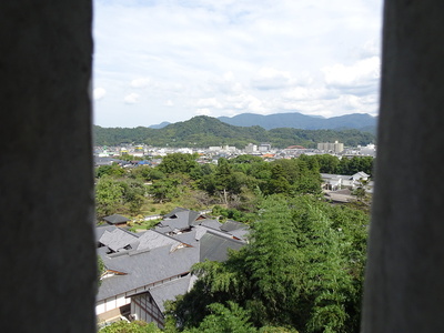 彦根城天秤櫓の窓から見た佐和山城