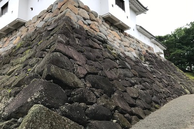 本丸三階櫓下の石垣
