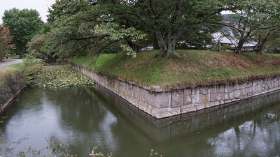 北側角面堡石垣と堀