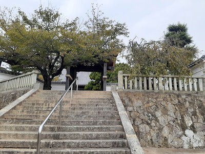 常楽寺(神吉城趾)の石垣と山門
