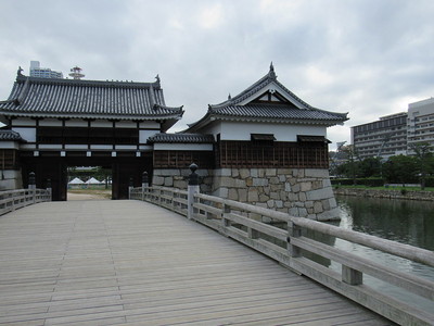 御門橋と表御門（正面）と平櫓（右）
