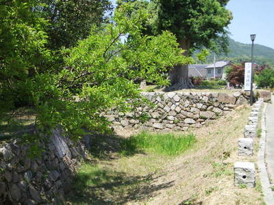 二の丸石垣と堀跡