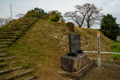 本丸東側の土塁と城址碑
