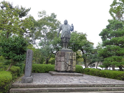 駿府城本丸跡と家康像