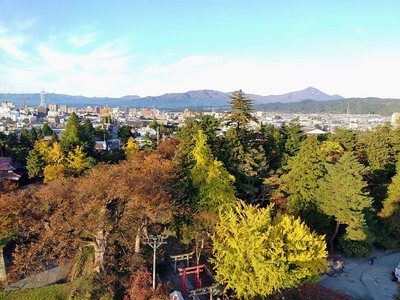 鶴ヶ城稲荷神社と磐梯山
