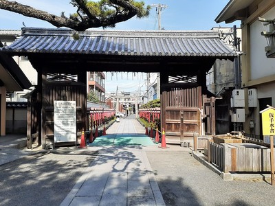 茨木神社の東門（茨木城の搦手門）