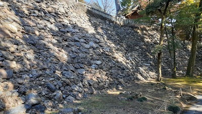 本丸(唐沢山神社)下の高石垣