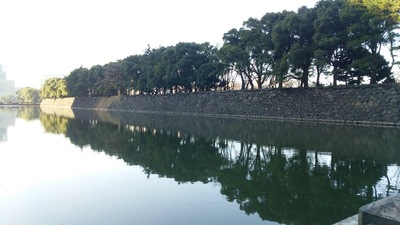 和田倉門跡付近から馬場先濠の石垣を見る