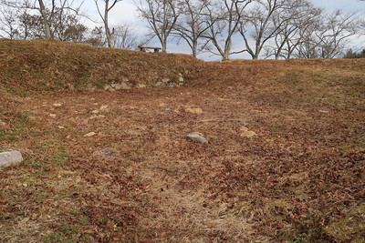 小川城 建物跡礎石と土塁の土留め石垣
