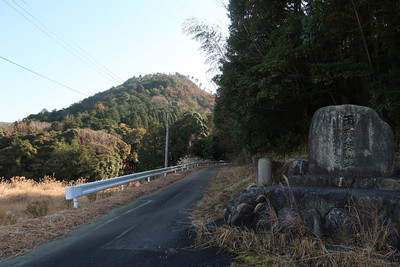 鎌掛城 県道からの登城道入口