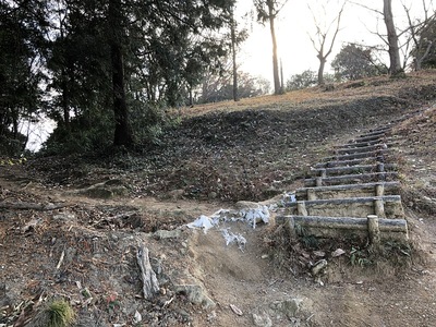 登城口に至る道