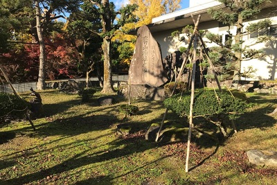 市役所にある城址碑