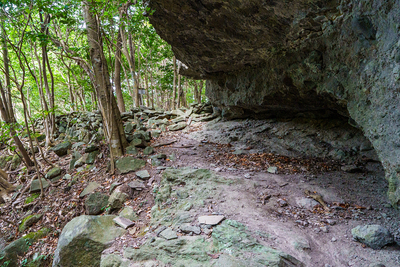 陣屋の脇の洞窟