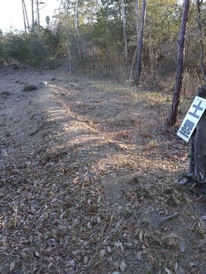 登城口にある土塁