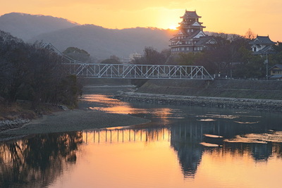 朝の岡山城