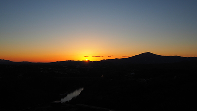 天守展望台からの夕日（木曽川と笠置山）