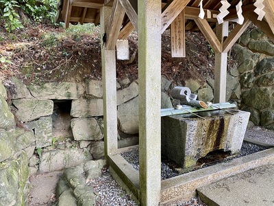 春日神社手水舎脇の石垣抜け穴