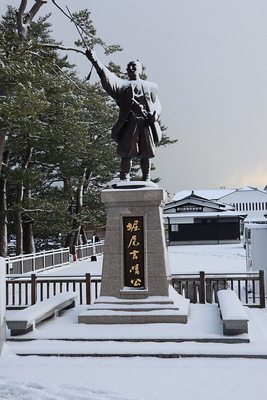 雪の堀尾吉晴公の像