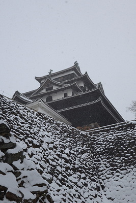 雪の天守閣と石垣
