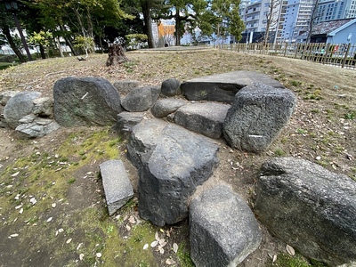 下茶屋公園の石