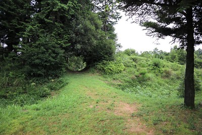 主郭から見た土橋、虎口、空堀