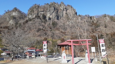 蜜岩神社からの岩櫃山