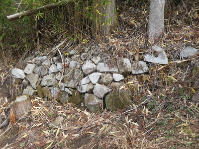 火薬庫跡付近の石垣