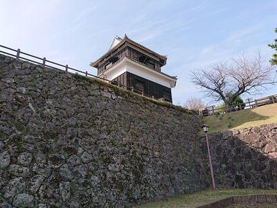 空堀から見上げた鬼門櫓