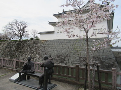 巽櫓と桜と弥次喜多像