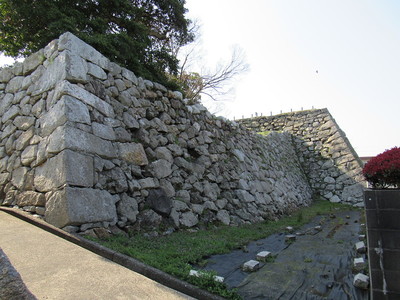 西櫓跡から天守台跡の石垣　（外側から）
