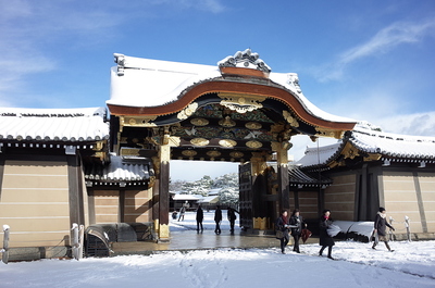 雪化粧の唐門