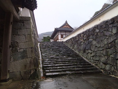 櫓門から御殿への石段