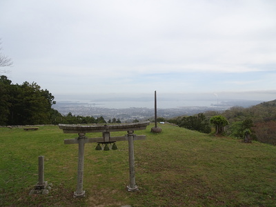 城山神社から見た本丸と七尾市街
