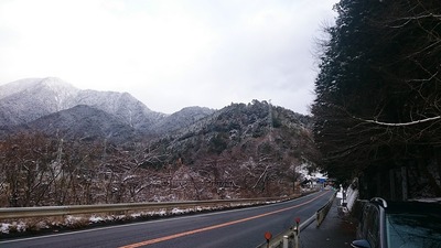 妻籠城(中央手前の山)と南木曽岳(左奥)
