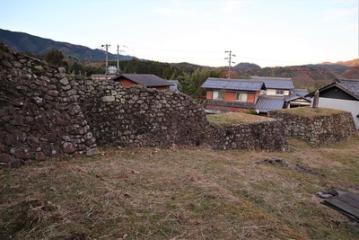 上屋敷東側の埋門と石垣