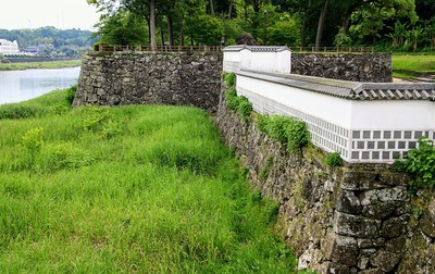 球磨川沿いの塀と石垣