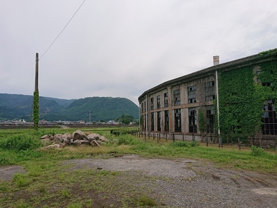 豊後森機関庫跡から伐株山(手前)