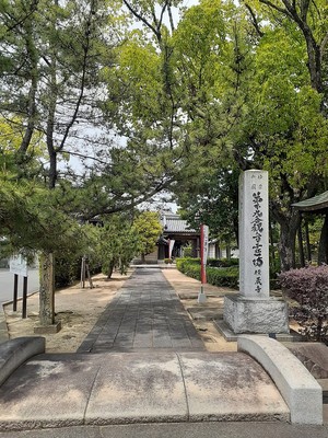 横蔵寺の寺号標と参道