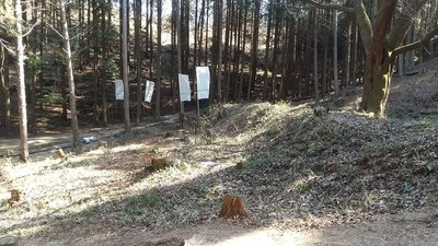 登城道沿いの土塁