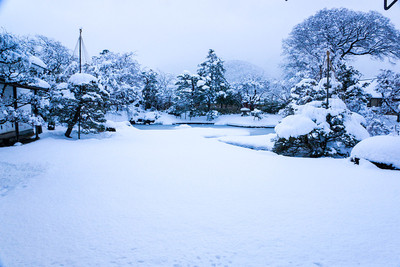 雪の真田邸庭園
