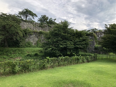 会津門から見た帯曲輪の石垣