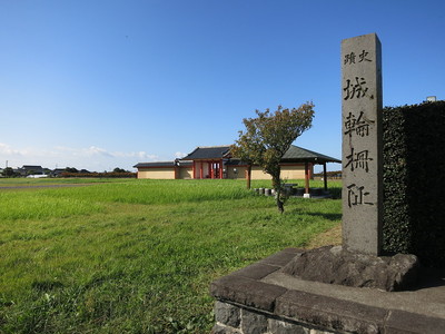 城址碑と政庁東門