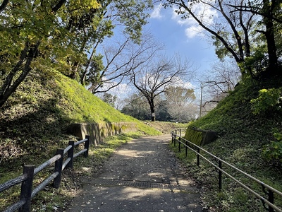 土橋と門跡