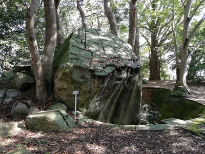 詰め城(指月山)貯水池の岩