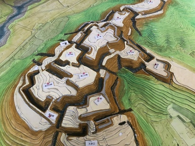 嵐山町役場庁舎にある杉山城復元模型（大手側）