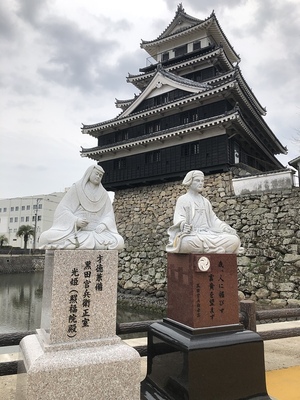 黒田官兵衛夫妻の像と中津城