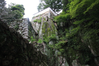 自然の岩盤と石垣のコラボ