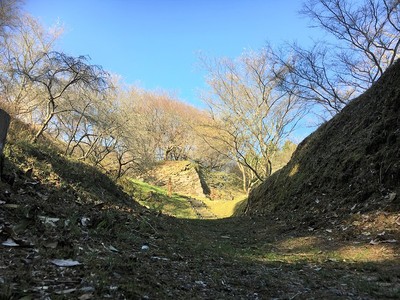 空堀から見る櫓跡の石垣