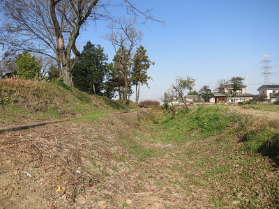 東側の堀跡と土塁